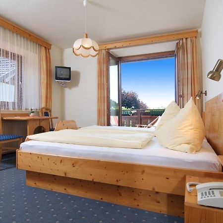 Hotel Hubertushof Latschach ober dem Faakersee Habitación foto